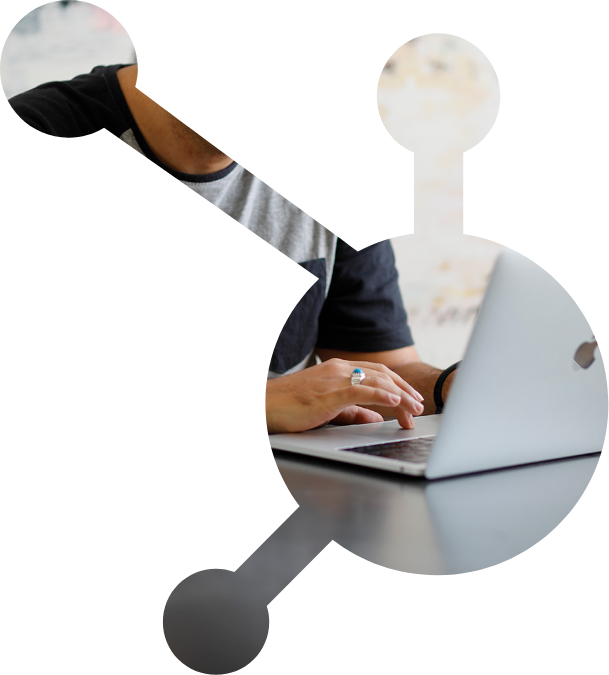 Nærbillede af hænder, der skriver på et tastatur, hvilket repræsenterer produktivitet og digitalt arbejde